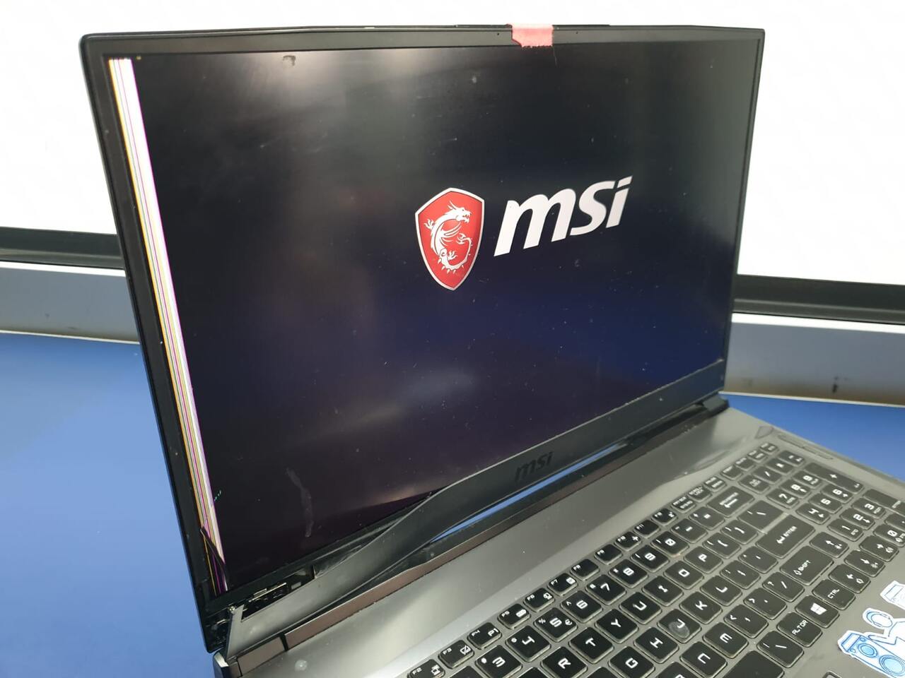 Uszkodzona matryca i zawias w laptopie MSI